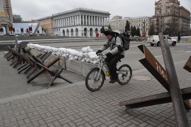 epa09805714 A man cycles past a roadblock in downtown Kyiv (Kiev), Ukraine, 06 March 2022. Russian troops entered Ukraine on 24 February leading to a massive exodus of Ukrainians as well as internal displacements. According to the United Nations (UN), at least 1.5 million people have fled Ukraine to neighboring countries since the beginning of Russia's invasion.  EPA/ZURAB KURTSIKIDZE Dostawca: PAP/EPA.