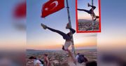 Pole dance na maszcie z flagą Turcji. Wiadomo, co jej grozi