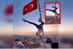 Pole dance na maszcie z flagą Turcji. Wiadomo, co jej grozi