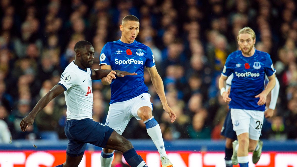 Davinson Sanchez walczy o piłkę z Richarlisonem