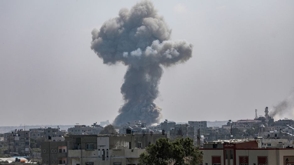Smoke rises during an Israeli military operation in Al Nusairat refugee camp south of Gaza City,12 April 2024. More than 33,500 Palestinians and over 1,450 Israelis have been killed, according to the Palestinian Health Ministry and the Israel Defense Forces (IDF), since Hamas militants launched an attack against Israel from the Gaza Strip on 07 October 2023, and the Israeli operations in Gaza and the West Bank which followed it. EPA/MOHAMMED SABER Dostawca: PAP/EPA.
