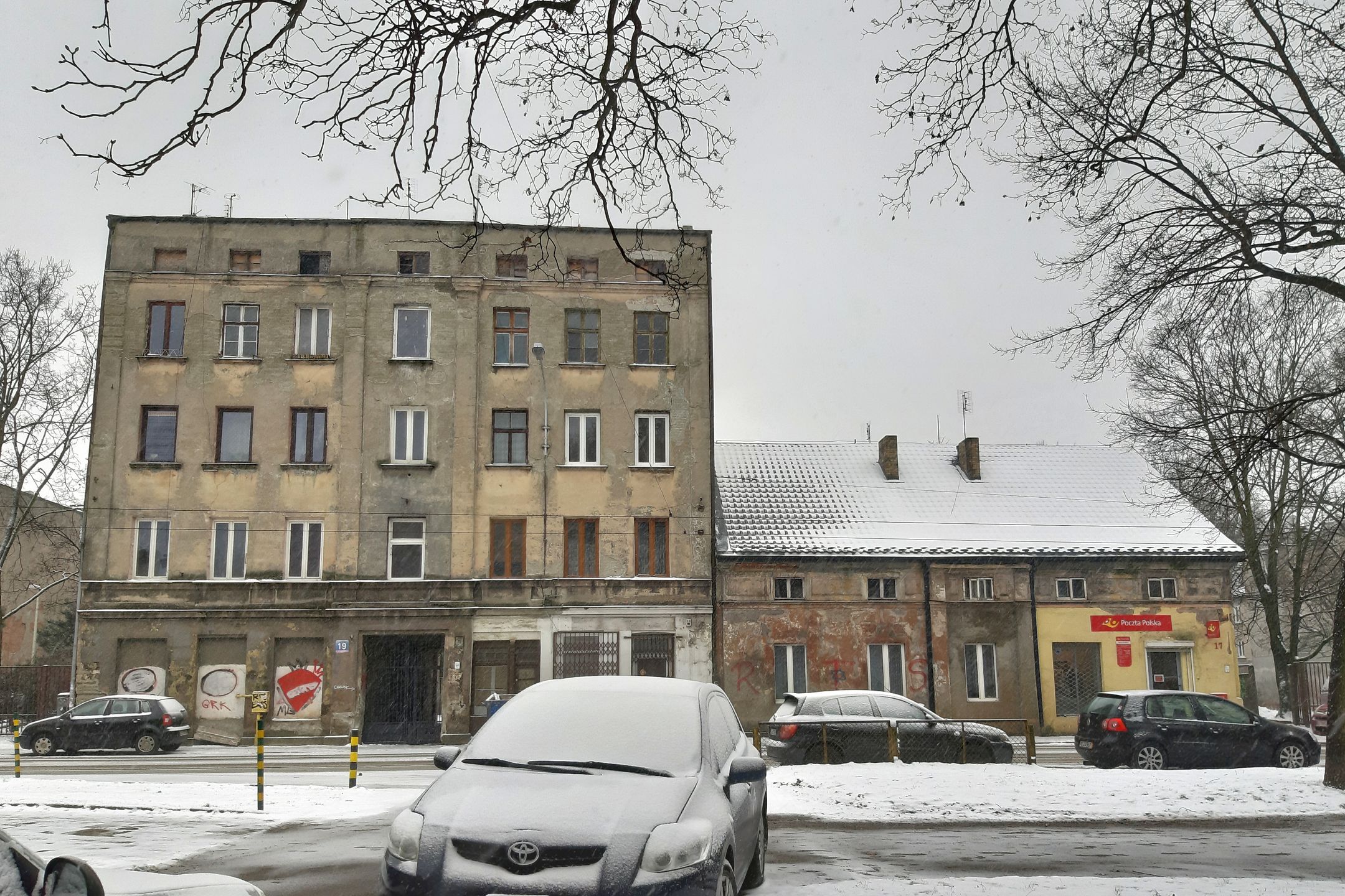 ul. Przybyszewskiego (dawna Zarzewska), numer 19 po lewej, numer 17 po prawej