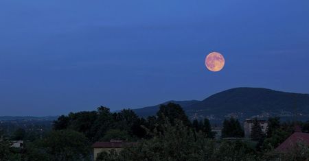 Niecodzienny kolor. Zobaczysz w nocy. Już 10 i 11 czerwca na niebie