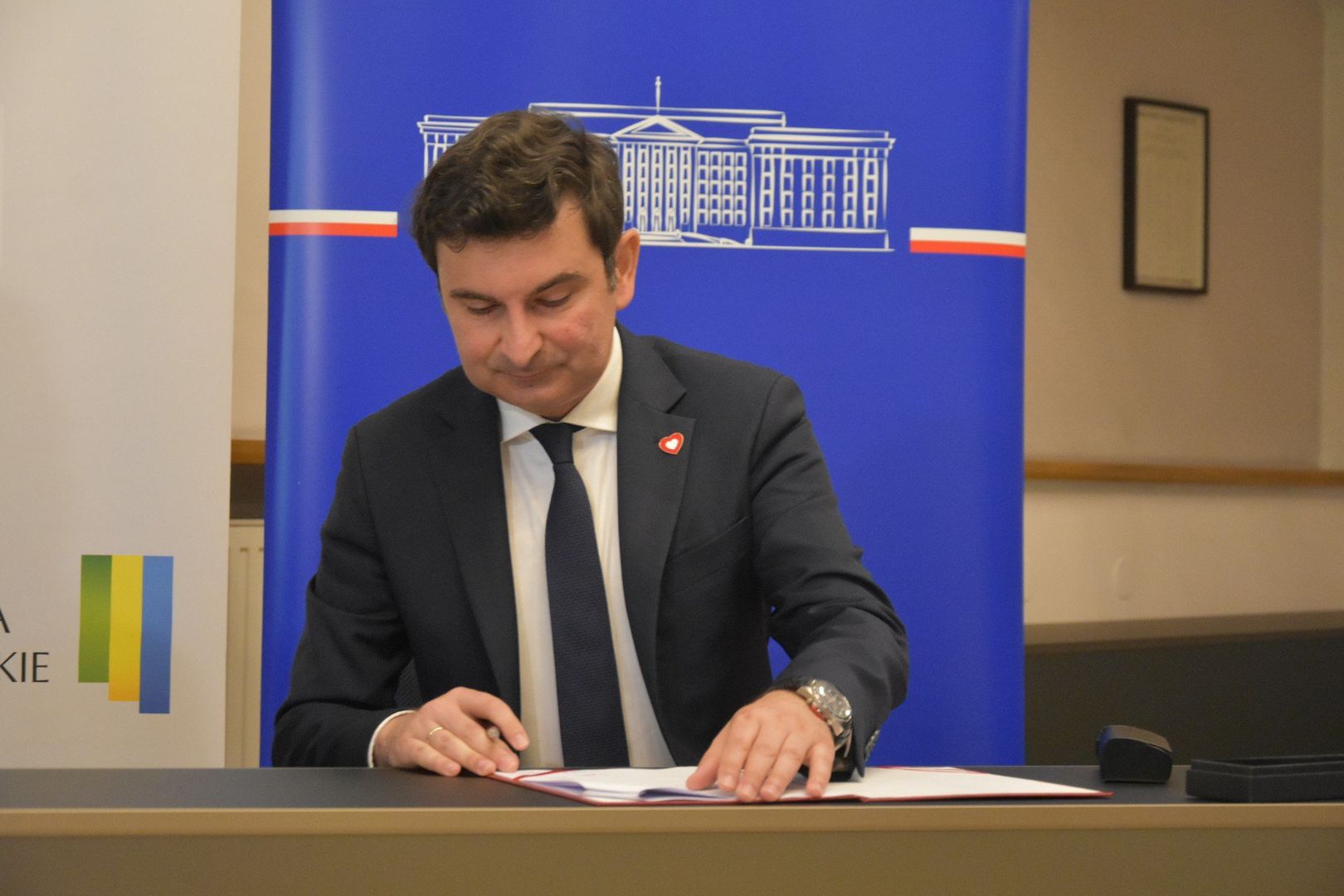 27 maja umowę w ratuszu w Siemianowicach Śląskich podpisali: prezydent Rafał Piech oraz wojewoda śląski Marek Wójcik