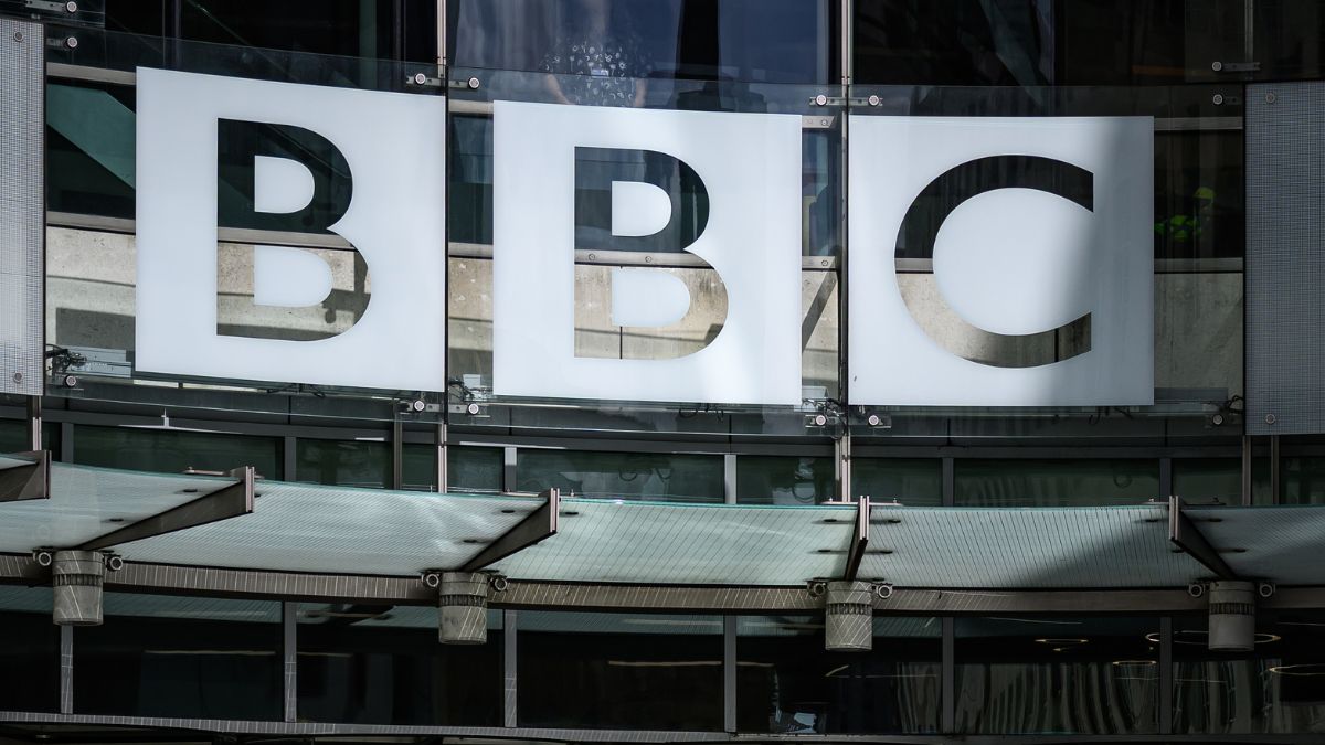 Skandal w BBC. Prezenter miał złamać nadgarstek pracownicy.