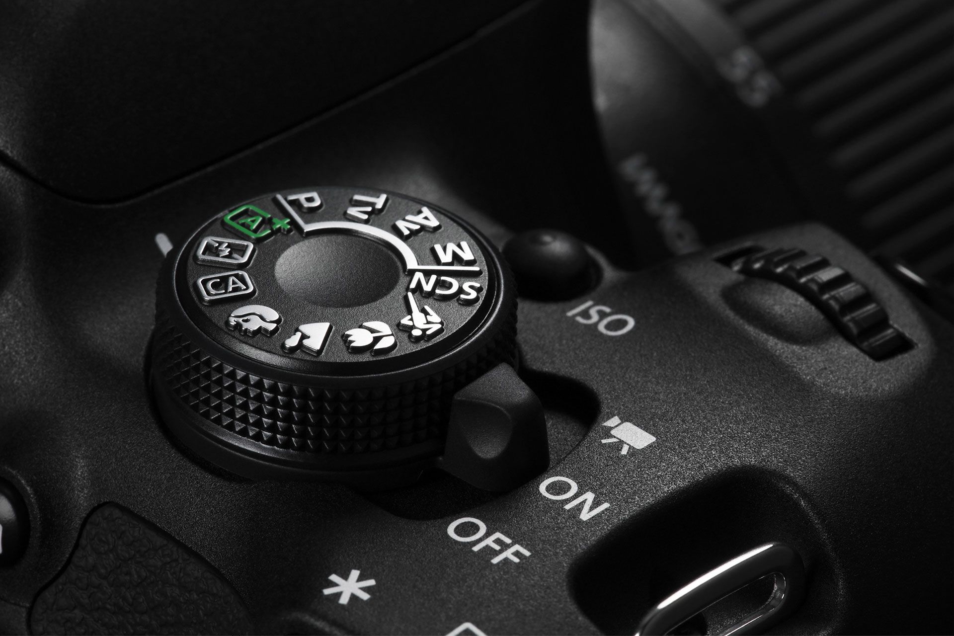 Canon EOS 700D z nowym obiektywem 18-55mm f/3.5-5.6 IS z cichym silnikiem STM 11