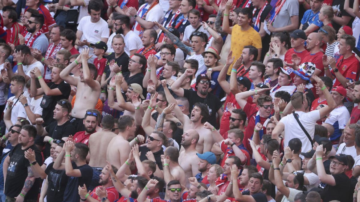 Zdjęcie okładkowe artykułu: Getty Images / Dmitriy Golubovich/Anadolu Agency  / Na zdjęciu: czescy kibice