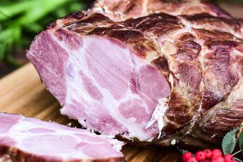 Domowy baleron na Wielkanoc. Zrób z tego banalnego przepisu, a już nigdy nie kupisz w sklepie