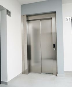 Mężczyźni utknęli w windzie. Jednemu grożą trzy lata więzienia