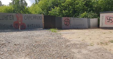 Lublin: Sygnał od czytelnika. Ktoś namalował swastyki na ogrodzeniu budowy