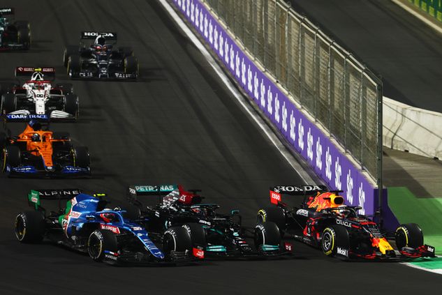W GP Arabii Saudyjskiej nie brakowało stykowych sytuacji (fot. Red Bull)