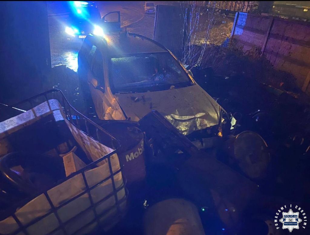 Kielce: pościg za oplem zakończony uderzeniem w ogrodzenie. 38-latek ukrywał się w ciemnościach między paletami