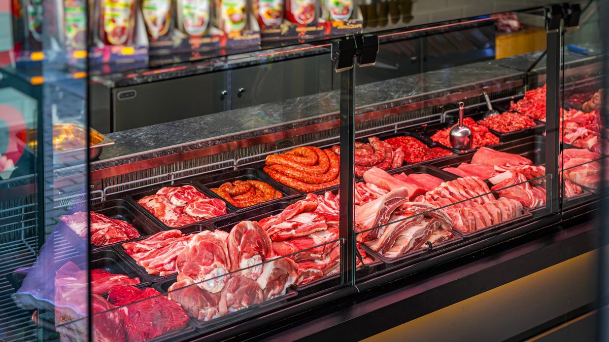 Eksperci zbadali skład dwóch szynek z Biedronki i Lidla