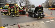 Warszawa: Ambulans na sygnałach zderzył się z autem