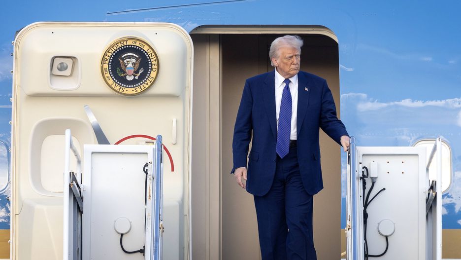 US President Trump Air Force One Arrival in West Palm Beach
epa11897015 US President Donald J. Trump disembarks Air Force One after arriving at West Palm Beach airport in West Palm Beach, Florida, USA, 14 February 2025.  EPA/CRISTOBAL HERRERA-ULASHKEVICH 
Dostawca: PAP/EPA.
CRISTOBAL HERRERA-ULASHKEVICH
arrival, president