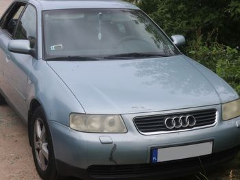 Augustów: Ukradł samochód byłej dziewczynie, bo chciał w nim zamieszkać. Policjanci odnaleźli audi z mężczyzną w środku