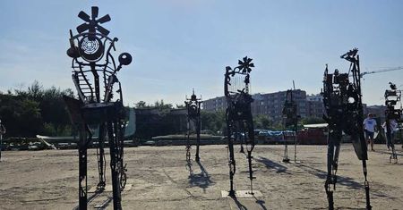 Dzień pod dźwigami w zakamarkach Stoczni Gdańskiej. Człekokształtni rozbitkowie i magiczne przejścia