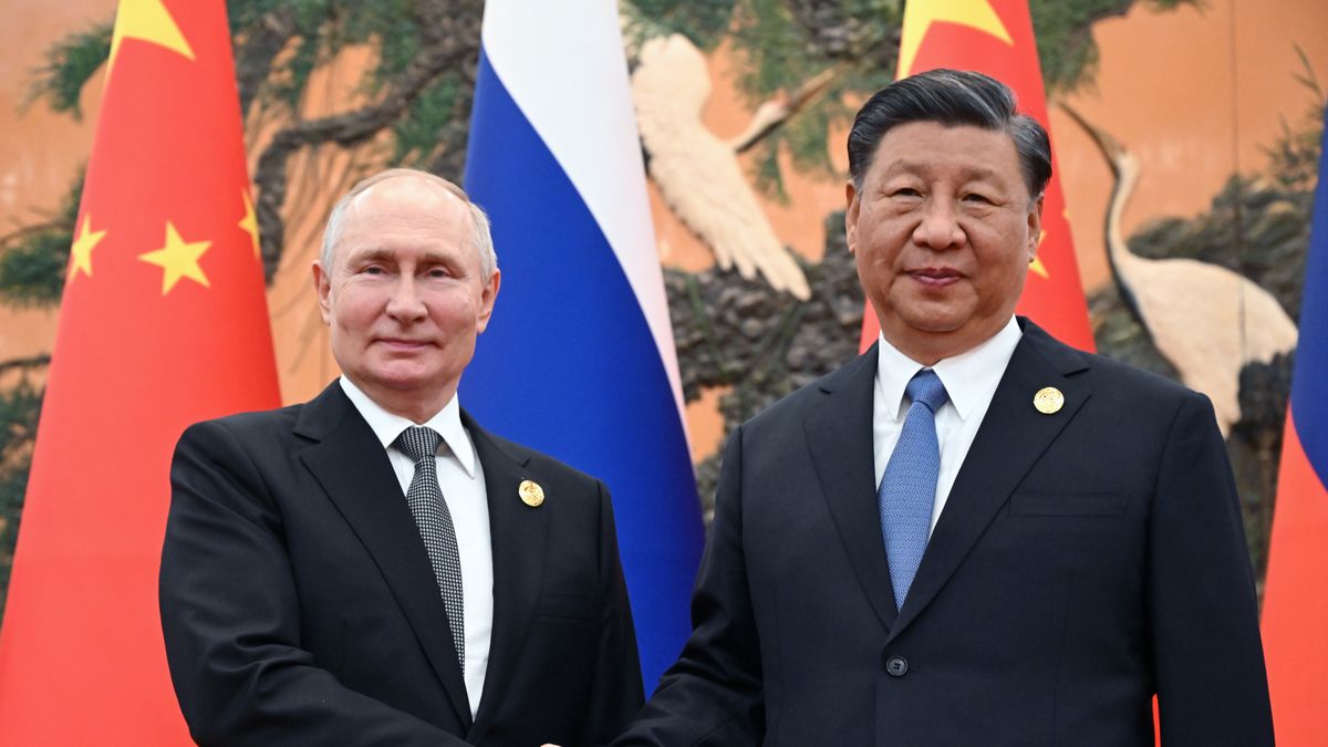 epaselect epa10924833 Russian President Vladimir Putin (L) and Chinese President Xi Jinping shake hands before their meeting as part of the 3rd Belt and Road Forum for International Cooperation, at the Great Hall of the People in Beijing, China, 18 October 2023. EPA/SERGEY GUNEEV /SPUTNIK/KREMLIN POOL MANDATORY CREDIT Dostawca: PAP/EPA.