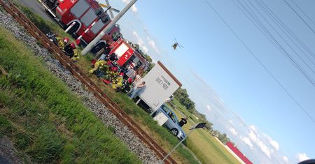 Horror na przejeździe kolejowym. Motocyklista w rowie