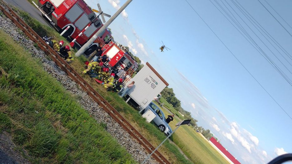 Motocyklista tuż przy przejeździe kolejowym wypadł z drogi i wpadł do rowu. Fot: OSP Opole-Chmielowice 