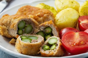 Zamiast tłuc mięso na kotlety, zwiń je w roladki. Bez dokładek się nie obejdzie