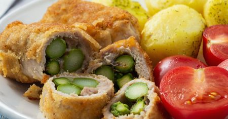 Zamiast tłuc mięso na kotlety, zwiń je w roladki. Bez dokładek się nie obejdzie