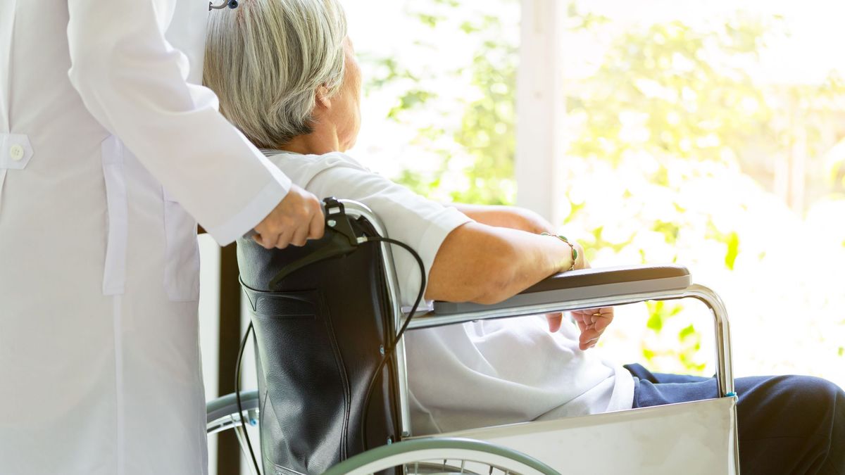 Osteoporoza może skutkować utratą mobilności i niezależności.