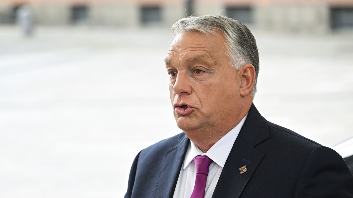 Kopenhaga, Dania, 01.10.2025. Premier Węgier Viktor Orban w drodze na obrady nieformalnego szczytu Unii Europejskiej w Kopenhadze, 1 bm. Spotkanie przywódców państw UE będzie poświęcone wzmocnieniu gotowości obronnej, wsparciu dla Ukrainy oraz zwiększeniu odporności ekonomicznej wspólnoty. (amb) PAP/Radek Pietruszka