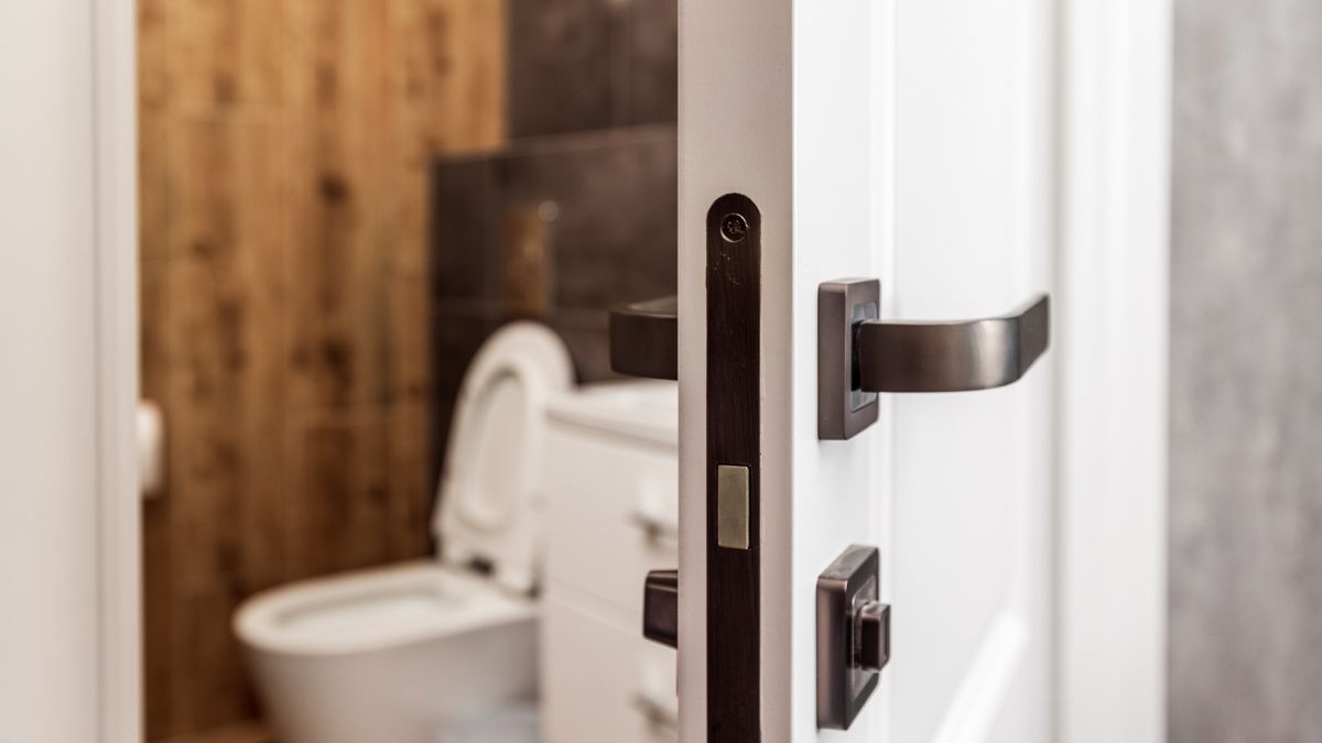 Dlaczego drzwi łazienki otwierają się na zewnątrz?
