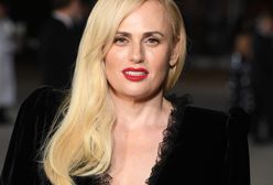 Czarny welur i delikatna koronka. Rebel Wilson postawiła na totalną klasykę