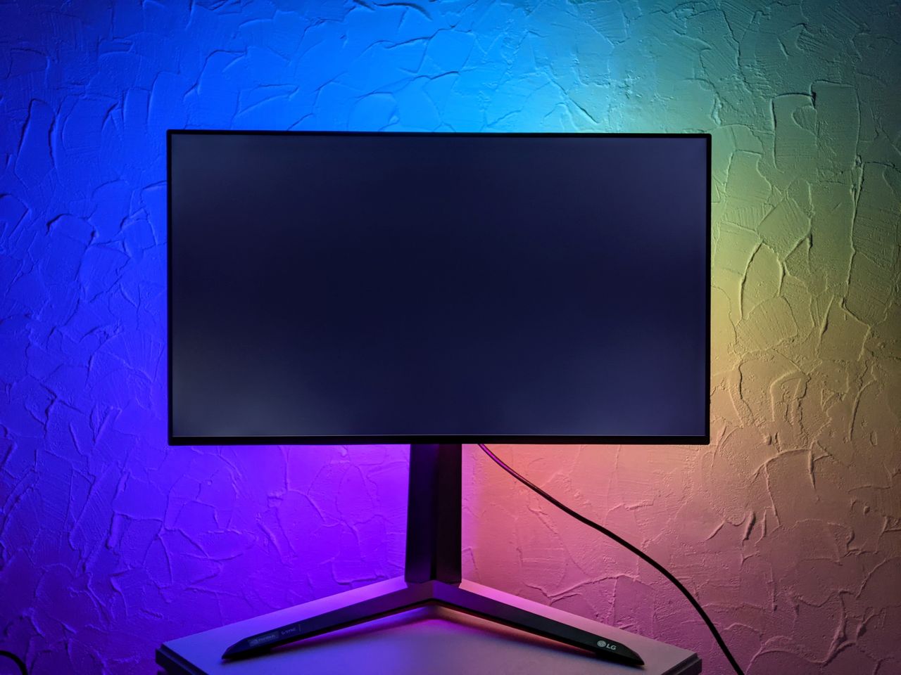 Widoczne lekkie wycieki, znamienne dla krawędziowego podświetlenia w IPS