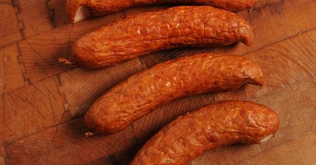 Pikantna kiełbasa wołowa z dodatkiem mięsa drobiowego