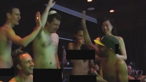 Zbiorowe granie nago 1