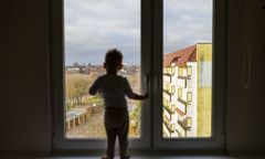 Dwulatek na parapecie. Pijana matka spała