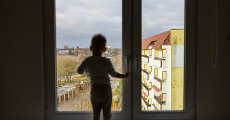 Dwulatek na parapecie. Pijana matka spała