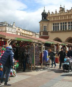 Rekordowy jarmark wielkanocny 2023 w Krakowie. Bułka z kiełbasą za 30 zł to dopiero początek