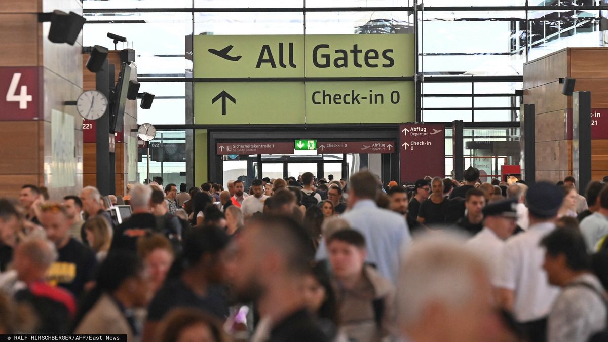 Globalna awaria system�w teleinformatycznych
Passengers are seen queueing for departures at the BER Berlin-Brandenburg Airport in Schoenefeld, southeast of the German capital, on July 19, 2024, after flights were temporarily suspended at the airport as a global IT outage hit Germany. The disruption came as a major outage wrought havoc on computer systems worldwide, grounding flights in the United States, derailing television broadcasts in the UK and impacting telecommunications in Australia. (Photo by RALF HIRSCHBERGER / AFP)
RALF HIRSCHBERGER