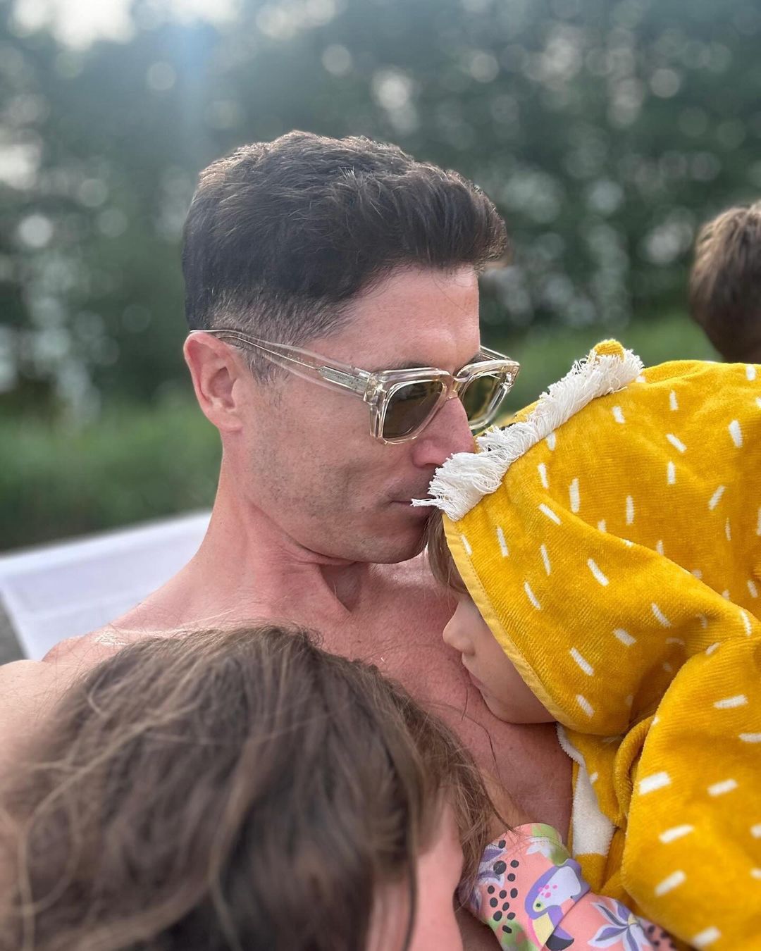Robert Lewandowski z córkami odpoczywa na Mazurach 