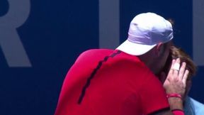 Praca sędziego bywa niebezpieczna. Ale można dostać buziaka