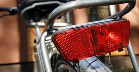 Porozumienie Rowerowe za darmo wyposaży rowerzystów w światełka rowerowe