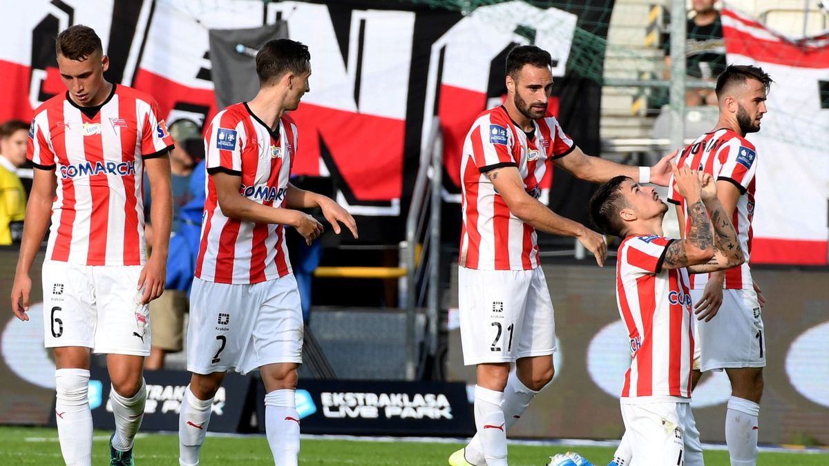 PAP / Jacek Bednarczyk / Na zdjęciu: piłkarz Cracovii Sergiu Hanca (z prawej) cieszy się z gola podczas meczu Ekstraklasy z Koroną Kielce