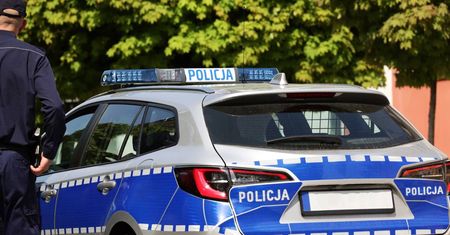 Słupsk: Policjanci zatrzymali 17-latka, który strzelał z wiatrówki i uszkodził przystanki oraz samochód