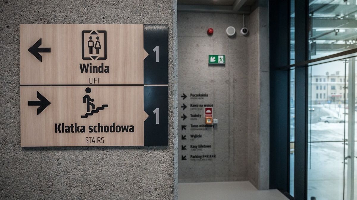 Tablica informująca o lokalizacji schodów i windy w Dworcu Lublin
