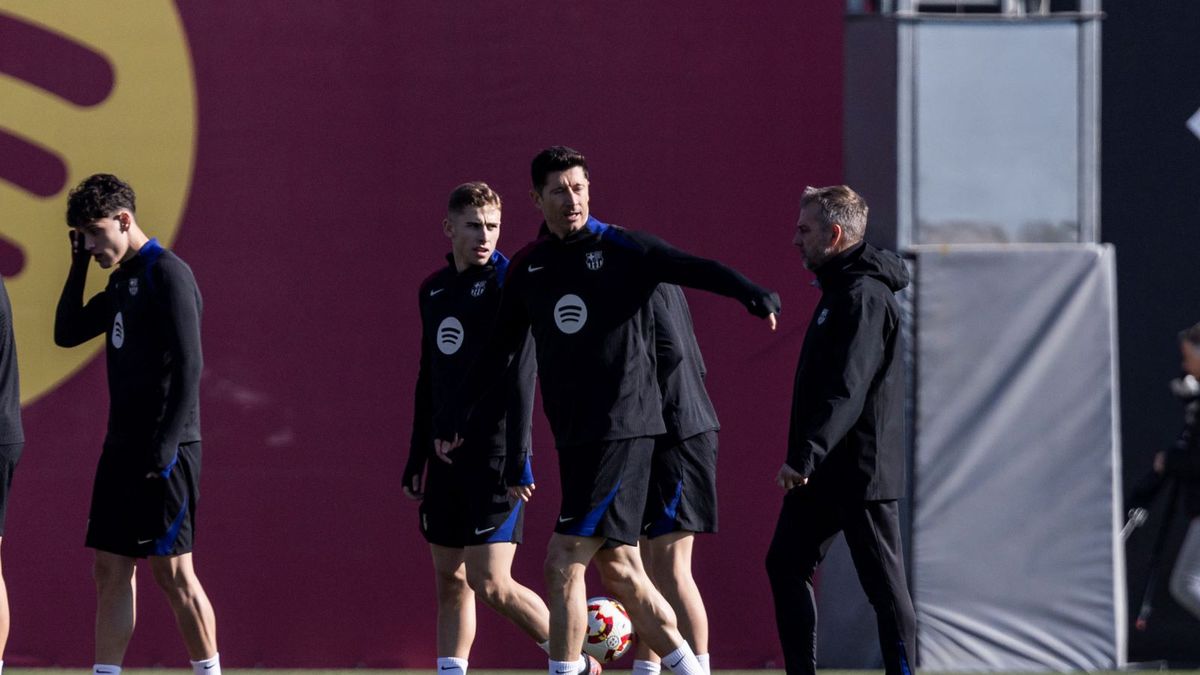 Getty Images / Javier Borrego/Europa Press via Getty Images / Na zdjęciu:  Robert Lewandowski, Fermin Lopez i Hansi Flick