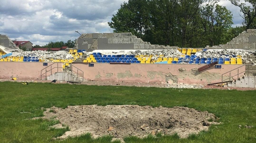 Zniszczony stadion w Charkowie