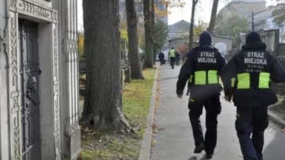 Strażnicy miejscy do 3 listopada patrolować będą cmentarze, by zapobiegać okradaniu udekorowanych mogił z wiązanek, zniczy i kwiatów doniczkowych (Straż Miejska Warszawa)
