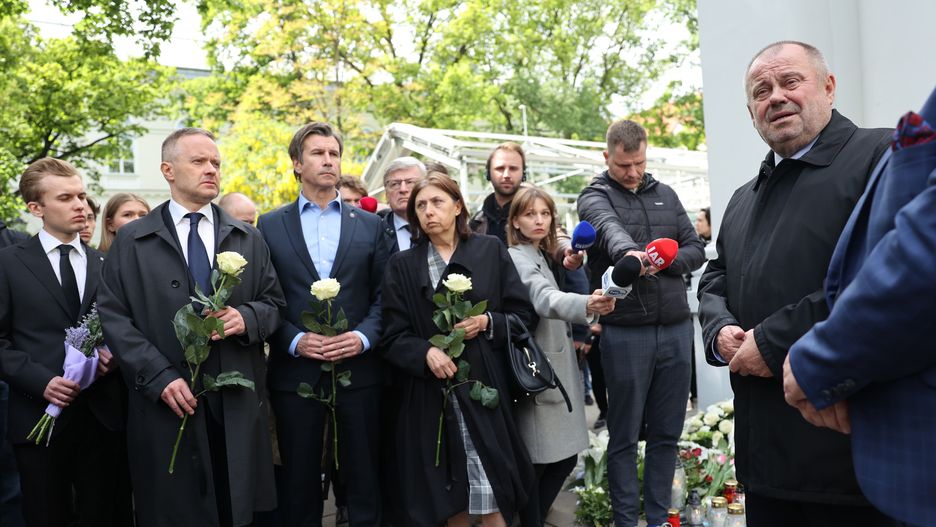 Warszawa, 08.05.2025. Rektor Uniwersytetu Warszawskiego prof. dr hab. Alojzy Z. Nowak (P) na terenie Kampusu Głównego UW w Warszawie, 8 bm. Wieczorem 7 maja 2025 r. przy gmachu Auditorium Maximum doszło do napaści z użyciem siekiery na pracowników uczelni. Zaatakowana kobieta nie żyje, druga osoba - mężczyzna, został ranny. Rektor UW ogłosił 8 maja dniem żałoby, odwołane zostały wszystkie zajęcia dydaktyczne. (ad) PAP/Szymon Pulcyn
