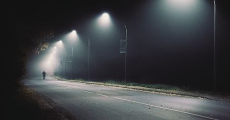 Rozpłakany 5-latek szukał w nocy swojej mamy
