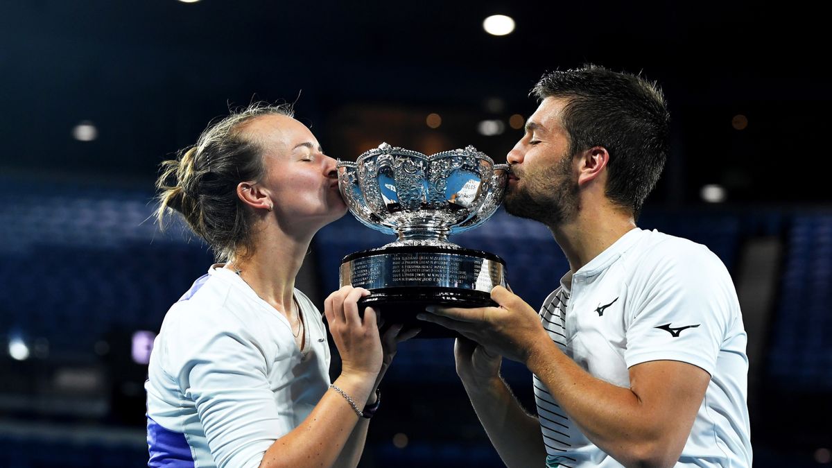 PAP/EPA / LUKAS COCH / Na zdjęciu: Barbora Krejcikova i Nikola Mektić, mistrzowie Australian Open 2020 w mikście