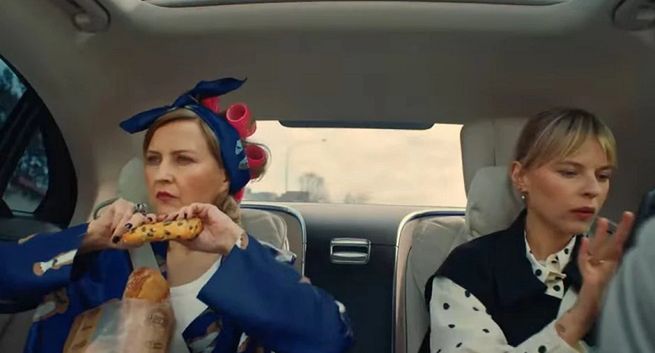 Izabela Kuna kradnie bułkę w reklamie Żabki